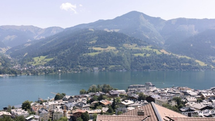Brand New Wellness Suites above Lake in Zell am See