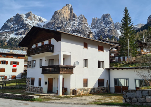 Detached Villa with 3 Apartments near Civetta in Dolomiti Superski Area