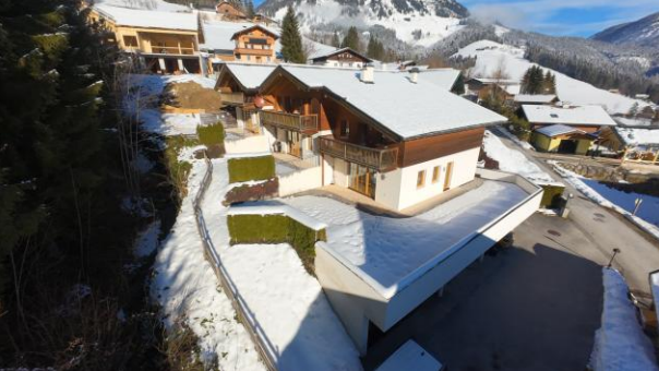 Semi-Detached House close to the Slopes for Sale in Russbach