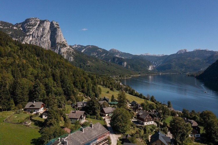 Dreamy Lakeside Apartments near Grundlsee